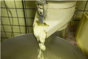 大豆を磨砕している様子
